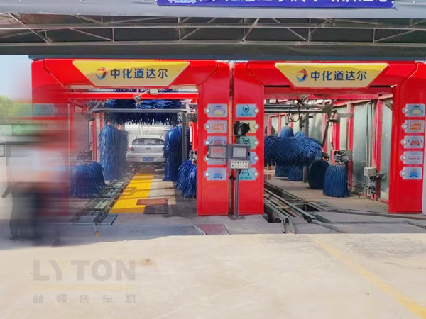全自動(dòng)洗車(chē)機(jī)洗車(chē)程序及流程:準(zhǔn)備》預(yù)洗》主洗》漂洗》高壓淋水》烘干吹風(fēng)》自動(dòng)噴香